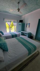 Uma cama ou camas num quarto em Delphinus Inn
