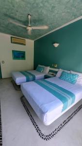 Uma cama ou camas num quarto em Delphinus Inn