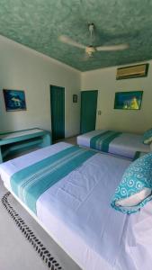 Uma cama ou camas num quarto em Delphinus Inn