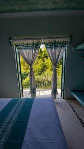 Uma cama ou camas num quarto em Delphinus Inn