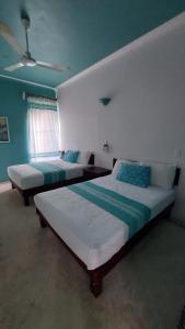 Uma cama ou camas num quarto em Delphinus Inn