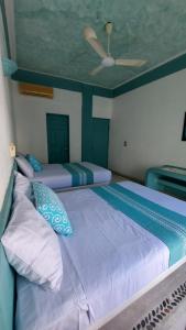 Uma cama ou camas num quarto em Delphinus Inn