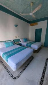 Uma cama ou camas num quarto em Delphinus Inn
