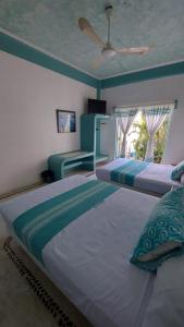 Uma cama ou camas num quarto em Delphinus Inn