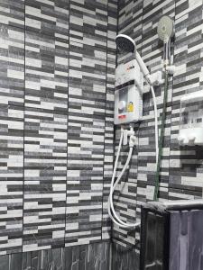 y baño con ducha y pared en blanco y negro. en Blue Moon House - A budget hostel for easy travellers, en Chiang Mai