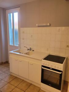 Kuchnia lub aneks kuchenny w obiekcie Petite Maison à Salbris