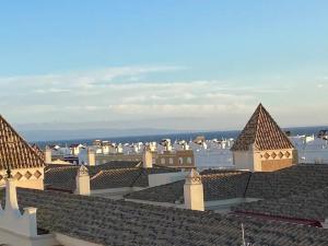 una vista dei tetti degli edifici in una città di Family Beach House by Wayra Tarifa a Tarifa