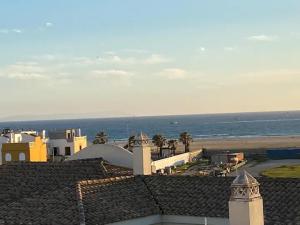 vista sull'oceano dal tetto di un edificio di Family Beach House by Wayra Tarifa a Tarifa