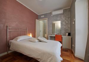 A bed or beds in a room at Foresteria La Torretta
