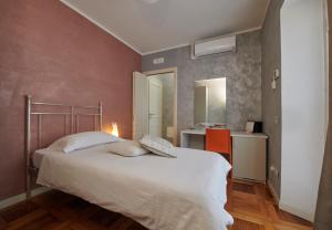 a bedroom with a large bed and a bathroom at Foresteria La Torretta in Fino Mornasco
