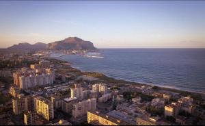 una vista aerea di una città e dell'oceano di S&S a Palermo