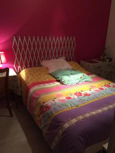 オルテズにあるchambre chez l'habitantの紫の壁のドミトリールームのベッド1台分です。