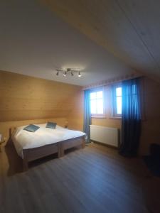 sypialnia z dużym łóżkiem i oknem w obiekcie Dom z bala w mieście Lipowa