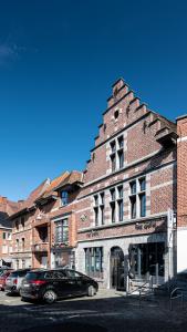 un edificio con un coche aparcado delante de él en Les Camuches en Tournai