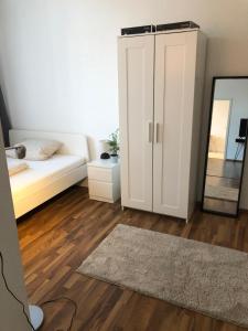 a living room with a bed and a mirror at APT im Herzen von Mainz in Mainz