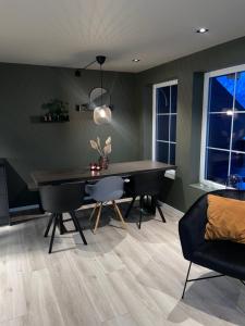 隆道爾的住宿－The View，一间用餐室,配有黑色的桌子和椅子