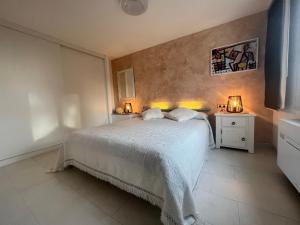 Łóżko lub łóżka w pokoju w obiekcie Apartment Torrecilla