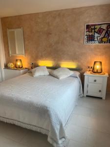 sypialnia z białym łóżkiem z 2 światłami w obiekcie Apartment Torrecilla w mieście Salobreña +37 zdjęć