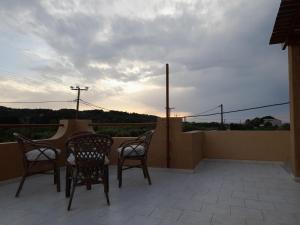 A balcony or terrace at Sunset View Appartment (Thanasis 3)