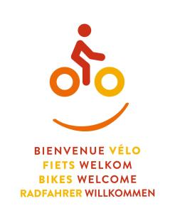 - un panneau pour une balade à vélo avec une personne sur place dans l'établissement Les Camuches, à Tournai