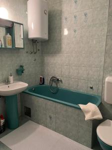 a bathroom with a tub and a sink and a toilet at Apartman Centar Travnik in Travnik +9 photos