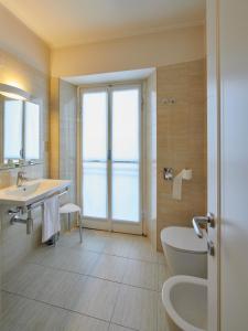 a bathroom with a toilet and a sink and a tub at Foresteria La Torretta in Fino Mornasco