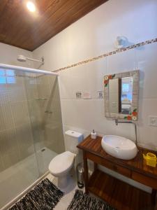 Recanto Ipê Amarelo في باراتي: حمام مع مرحاض ومغسلة ودش