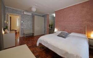 A bed or beds in a room at Foresteria La Torretta