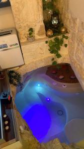 una piccola piscina di acqua blu in una stanza di Suite117 a Ostuni