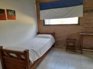 Habitación pequeña con cama y ventana en Campo sereno en 