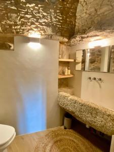 ein Bad mit einem WC und einem Waschbecken in der Unterkunft Lar do Gado in Porta