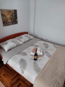 a bed with towels and a bottle on it at Apartman Đorđević in Kraljevo