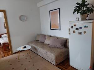 A seating area at Apartman Đorđević