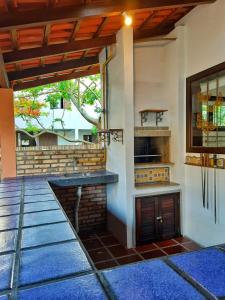 una cucina esterna con bancone in una casa di Casa dos beija Flores, 80 mts da praia do centro a Bombinhas