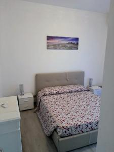 een slaapkamer met een bed en een foto aan de muur bij Residence Vigna del Mare in Gabicce Mare