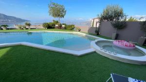 Bazén v ubytování Villa Anemos Salamina nebo v jeho okolí