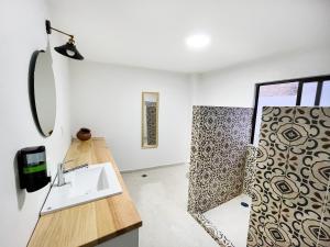 a bathroom with a sink and a shower at Bokatrip Xochimilco in Oaxaca City