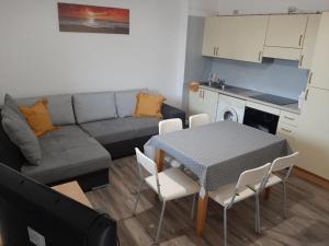 een woonkamer met een bank en een tafel en stoelen bij Residence Vigna del Mare in Gabicce Mare