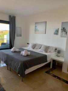 A bed or beds in a room at SEA & CASTILLO VIEW