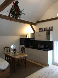 eine Küche mit einem Tisch und einem Esszimmer in der Unterkunft Ferienhaus „uff‘m Woikeller“ in Meckenheim