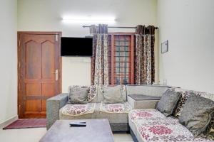 un soggiorno con divano e tavolo di Shalom Palace a Cochin