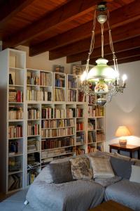 una sala de estar con una gran estantería llena de libros en maison bourgeoise en Rouffignac