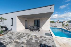 More Exclusive Villas and Spa内部或周边的泳池