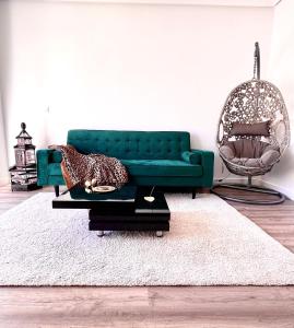 sala de estar con sofá verde y alfombra blanca en Feel Calm Villa ALTAONA GOLF, en Murcia