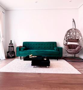 sala de estar con sofá verde y mesa en Feel Calm Villa ALTAONA GOLF, en Murcia
