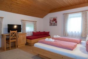 Posteľ alebo postele v izbe v ubytovaní Hartlhof Urlaub am Baby- und Kinderbauernhof