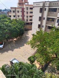 um parque de estacionamento vazio em frente a um edifício em GT em Chennai