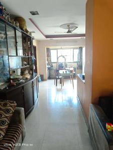 uma sala de estar com uma cozinha e uma sala de jantar em GT em Chennai
