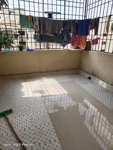 um quarto vazio com uma janela com roupas penduradas numa janela senalsenal em GT em Chennai