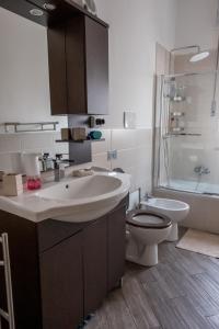 un bagno con lavandino, wc e doccia di S&S a Palermo Altre 26 foto